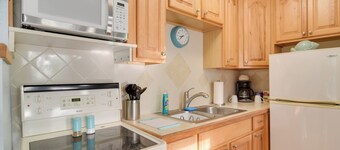 Condo w/ Community Pool - Walk to Madeira Beach!
