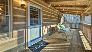 Terrace/patio - Pet-friendly Whittier Cabin With Covered Porch! (Whittier)