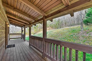 Terrace/patio - Pet-friendly Whittier Cabin With Covered Porch! (Whittier)