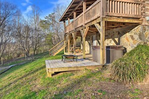 Terrace/patio - Pet-friendly Whittier Cabin With Covered Porch! (Whittier)