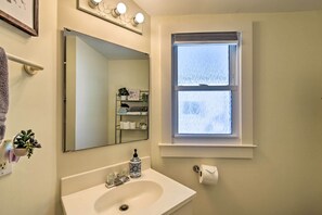 Shower - New! Cute & Cozy Southern Pines Studio Cottage! (Southern Pines)