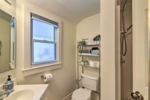 Shower - New! Cute & Cozy Southern Pines Studio Cottage! (Southern Pines)