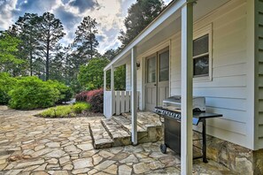 Terrace/patio - New! Cute & Cozy Southern Pines Studio Cottage! (Southern Pines)