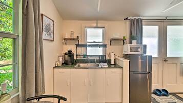 Microwave, cookware/dishes/utensils, paper towels