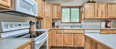 House (2 Bedrooms) | Private kitchen | Microwave, oven, stovetop, dishwasher