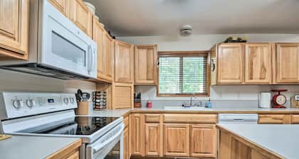 Cabin w/ Hot Tub, By Crater Lake Nat'l Park!