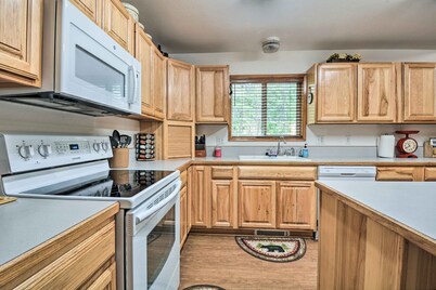 Cabin w/ Hot Tub, By Crater Lake Nat'l Park!