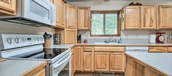 Cabin w/ Hot Tub, By Crater Lake Nat'l Park!