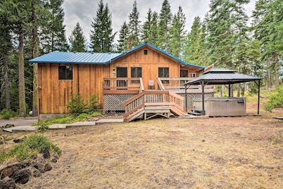 Cabin w/ Hot Tub, By Crater Lake Nat'l Park!