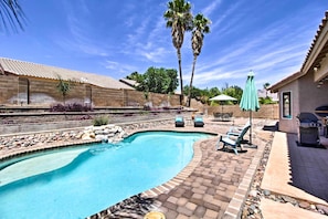 Outdoor pool - Tucson Home W/pool & Santa Catalina Mtn Views (Tucson)