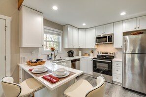 Interior - West Atlanta Craftsman Studio With Front Yard! (Atlanta)