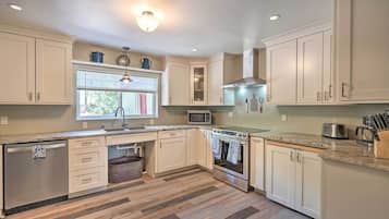 House (6 Bedrooms) | Interior