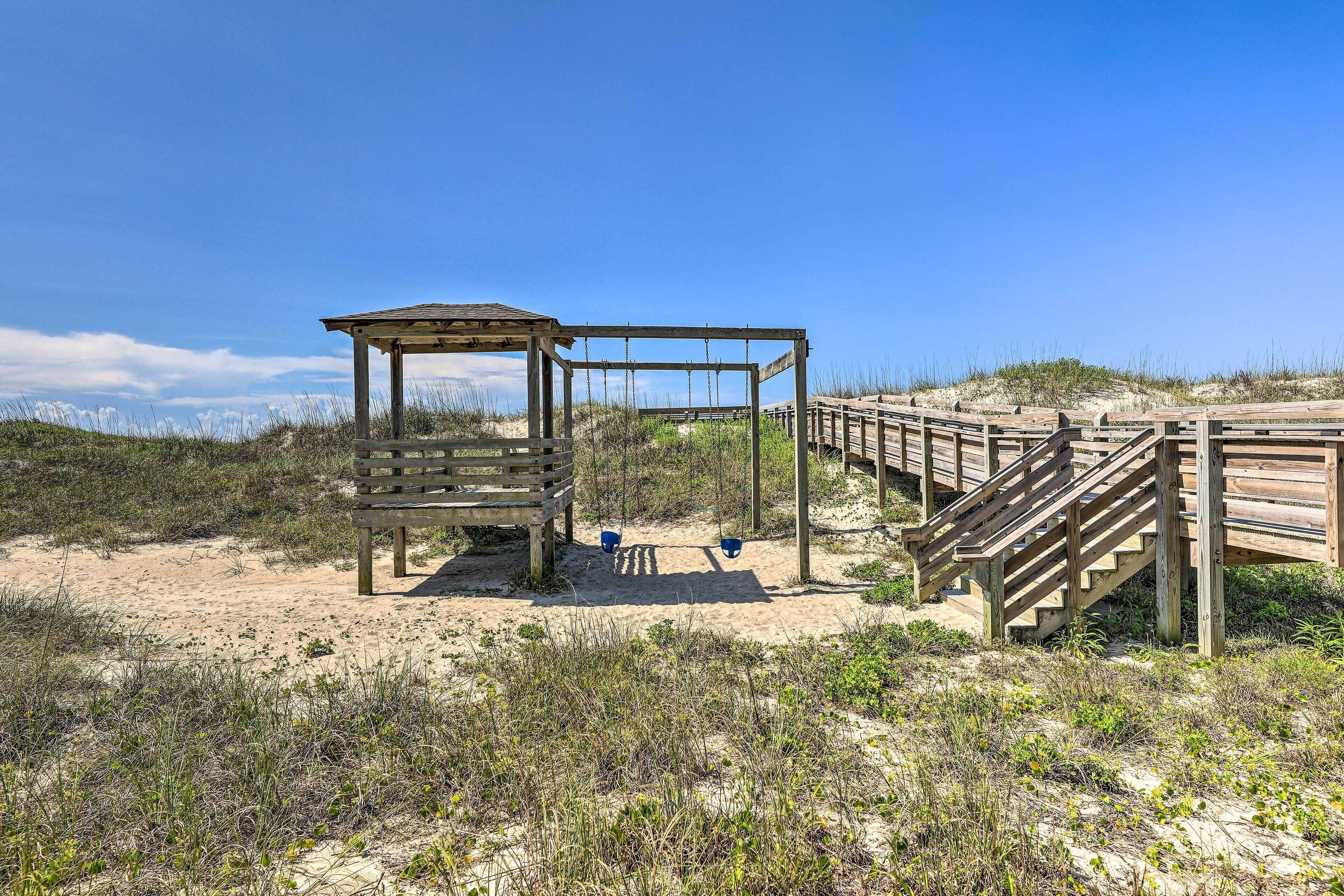 Une structure en bois installée sur la plage, comprenant un banc et un petit abri.