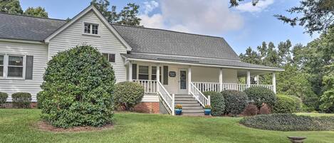 House (3 Bedrooms) | Exterior