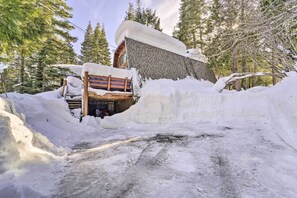 Property grounds - Mountain Cabin w/ Hot Tub in Chambers Landing! (Homewood)