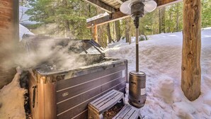 Outdoor spa tub - Mountain Cabin w/ Hot Tub in Chambers Landing! (Homewood)