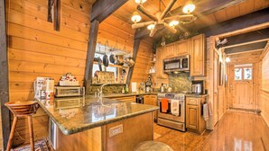Private kitchen - Mountain Cabin w/ Hot Tub in Chambers Landing! (Homewood)