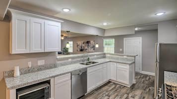 House (6 Bedrooms) | Private kitchen | Cookware/dishes/utensils, paper towels