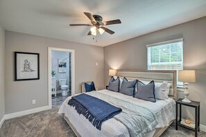 6 bedrooms, iron/ironing board, bed sheets - Spacious Houston Family Home With Game Room! (Houston)