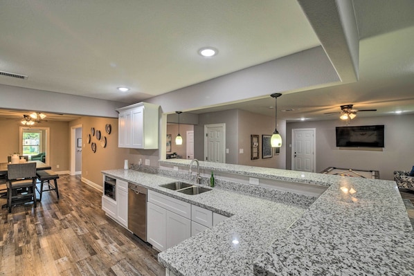 Utensilios de cocina y toallas de papel