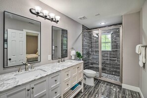 Hus (6 Bedrooms) | Bad | Dusj