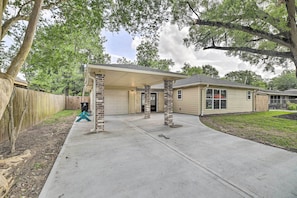Exterior - Spacious Houston Family Home With Game Room! (Houston)