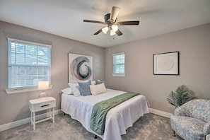 6 bedrooms, iron/ironing board, bed sheets - Spacious Houston Family Home With Game Room! (Houston)