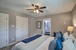 6 bedrooms, iron/ironing board, bed sheets - Spacious Houston Family Home With Game Room! (Houston)
