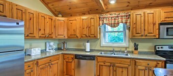 Bethel Chalet w/ Hot Tub: 3 Miles to Sunday River!
