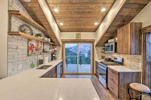 Cle Elum Lake Bunkhouse w/ Shared Hot Tub & Views!