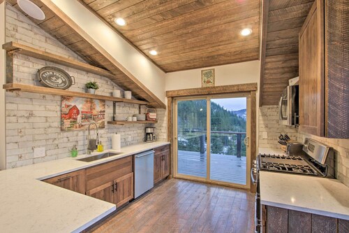 Cle Elum Lake Bunkhouse w/ Shared Hot Tub & Views!