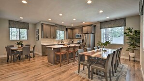 Una cocina amplia con una isla central, piso de madera y muebles de cocina modernos.