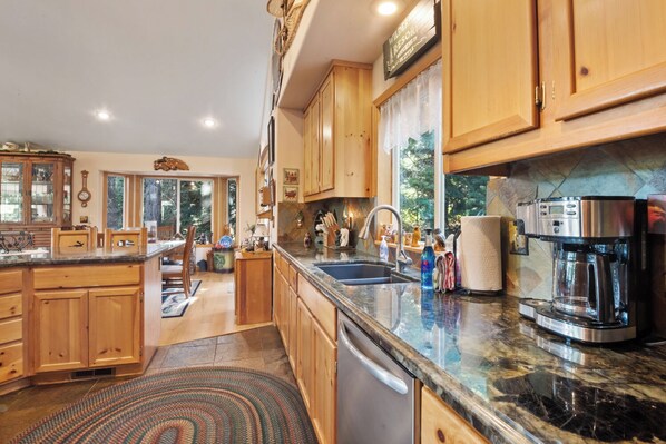 Fridge, microwave, stovetop, dishwasher