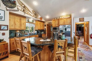 Køleskab, mikrobølgeovn, kogeplade, opvaskemaskine