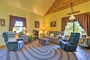 Interior - 'honey House Cabin' - A Quiet Countryside Retreat! (Nappanee)