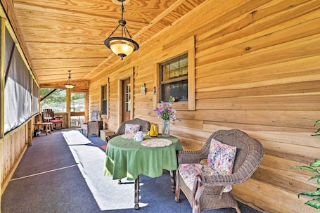 'honey House Cabin' - A Quiet Countryside Retreat!
