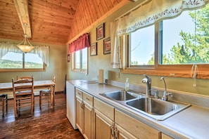 Mikrovågsugn, ugn, spishäll och grytor/köksredskap