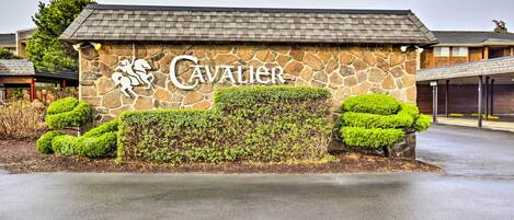 A stone building with the name "Cavalier" and a horse sculpture.