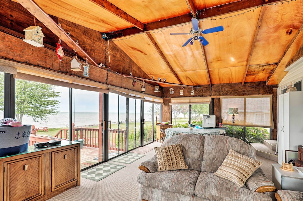 Lyndonville Home w/ Fire Pit, Screened Patio & A/C - Medina, NY
