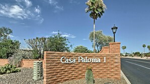 A sign for Casa Paloma I with a clear sky and desert vegetation. - Green Valley Townhome w/ Patio & Resort Amenities (Green Valley)