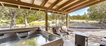 Peaceful Strawberry Cabin: Fire Pit & Hot Tub