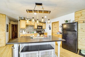 House (2 Bedrooms) | Interior - Peaceful Strawberry Cabin: Fire Pit & Hot Tub (Pine)