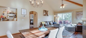 Pet-friendly Townhome w/ Hot Tub in Redmond!