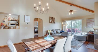 Pet-friendly Townhome w/ Hot Tub in Redmond!