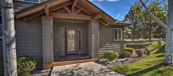 Pet-friendly Townhome w/ Hot Tub in Redmond!