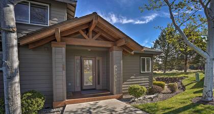 Pet-friendly Townhome w/ Hot Tub in Redmond!