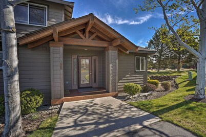 Pet-friendly Townhome w/ Hot Tub in Redmond!
