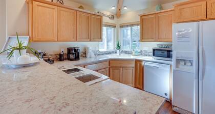 Pet-friendly Townhome w/ Hot Tub in Redmond!