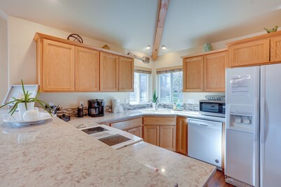 Pet-friendly Townhome w/ Hot Tub in Redmond!