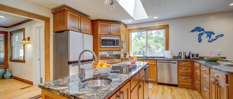 House (5 Bedrooms) | Interior